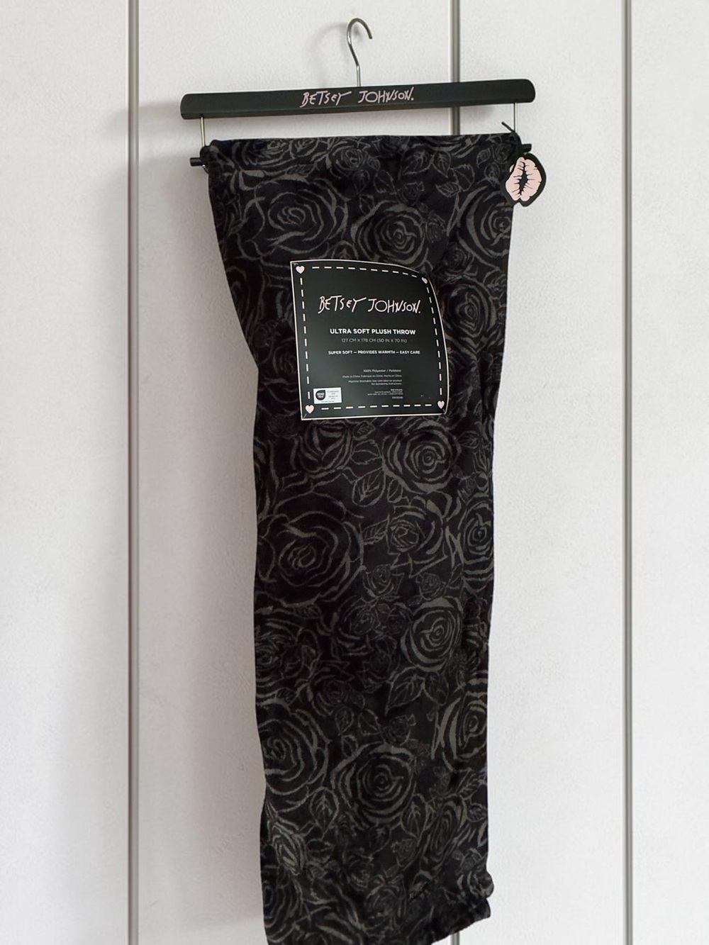 Betsey Johnson Black Rose Plush Throw Blanket Ultra Soft 50x70 NWT